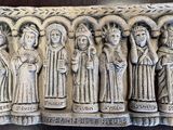 un gros plan sur une plaque en pierre représentant un groupe de personnes