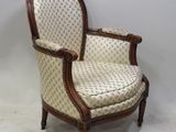 une image représentant une chaise dont le dossier et les accoudoirs sont recouverts d'un tissu à motifs