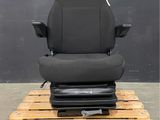 une chaise de bureau noire posée sur une palette en bois
