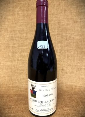 une bouteille de vin posée sur une table