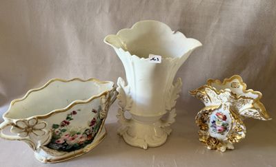 trois vases placés l'un à côté de l'autre