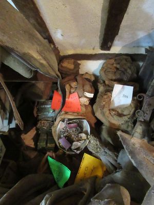 une photo d'un tas de ferraille dans une pièce