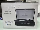 une boîte contenant un tourne-disque