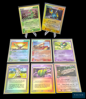 Plusieurs cartes Pokémon sont disposées sur une surface noire