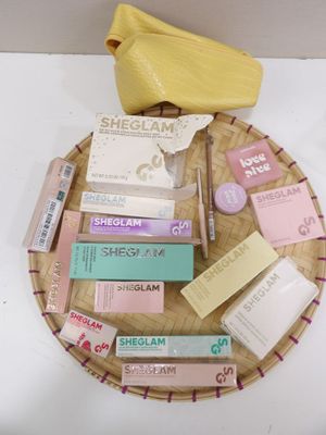 de nombreux types de produits de soin pour la peau présentés sur un plateau