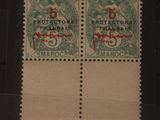 une paire de timbres sur lesquels figurent les noms de deux pays différents