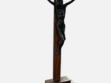 crucifix en bois représentant Jésus sur la croix, sur fond blanc