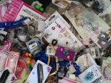un tas d'objets divers posés sur une table