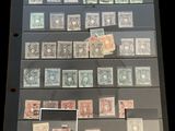 une photo d'une collection de timbres exposée dans une vitrine