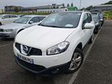 une Nissan RAV blanche garée sur un parking