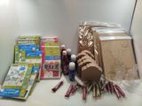de nombreux objets posés sur un comptoir