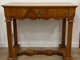une vieille table en bois surmontée d'un tiroir