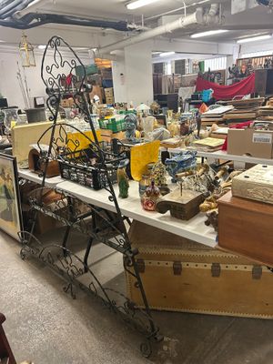 une table avec beaucoup d'objets dans une pièce