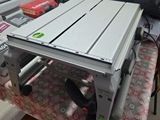 une machine posée sur une table dans une pièce