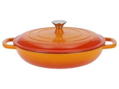 un plat à gratin orange avec un couvercle, sur fond blanc