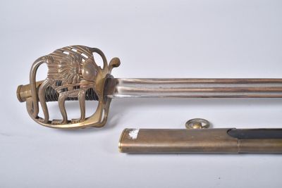 un objet en métal sur lequel est représenté un lion et un briquet