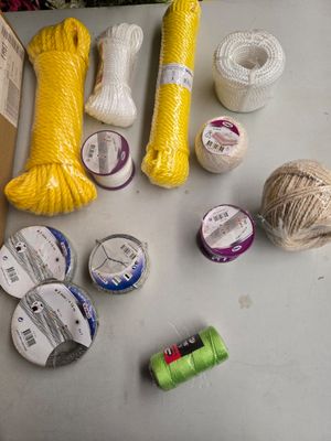 de nombreux types de fils différents sur la table