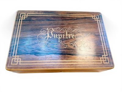 une image représentant une boîte en bois sur laquelle figure une inscription