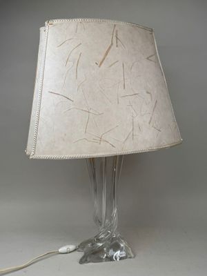 une lampe posée sur une table et munie d'un abat-jour