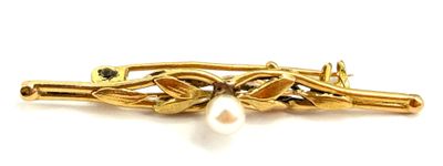 yellow gold plated brooch with a pearl and leaves