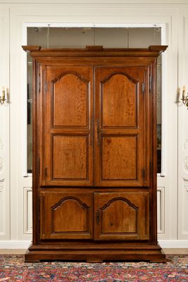 une grande armoire en bois au milieu d'une pièce