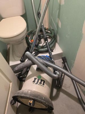 une photo d'une salle de bains avec des toilettes et un sèche-cheveux
