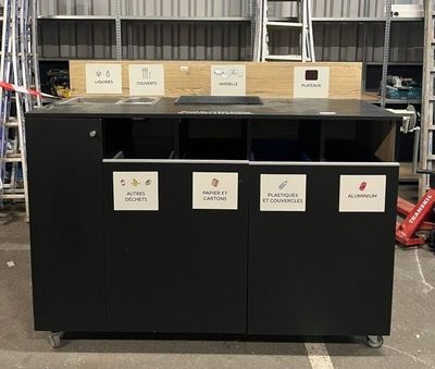 une image représentant une armoire noire sur laquelle figurent des étiquettes