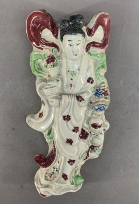 une figurine chinoise représentant une femme tenant un panier de fleurs