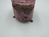 une image représentant une boîte en marbre violet posée sur une table blanche