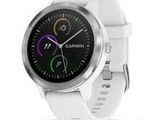 une montre connectée blanche avec un bracelet blanc et un cadran noir