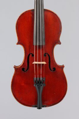 un vieux violon avec un archet sur fond blanc