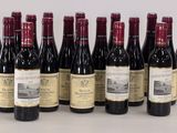 six bouteilles de vin sont alignées sur une table