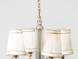 une image représentant un lustre muni de trois lampes