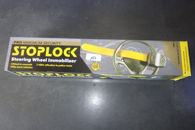 une boîte de lubrifiant pour volant « Stoplock » posée sur une table