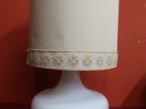 une lampe posée sur une table sur laquelle se trouve une lampe