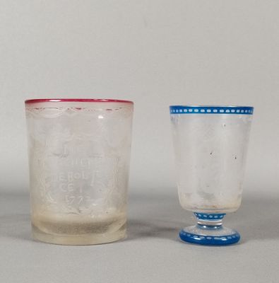 deux verres posés l'un à côté de l'autre sur une table