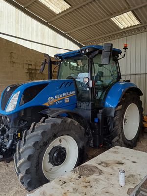 un tracteur garé dans un bâtiment
