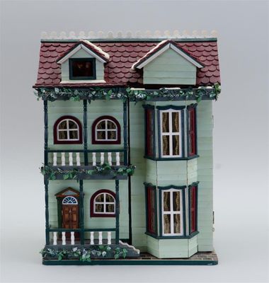 une maison de poupées posée sur une table