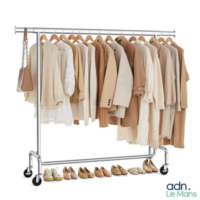 une photo représentant un portemanteau avec des vêtements et des chaussures
