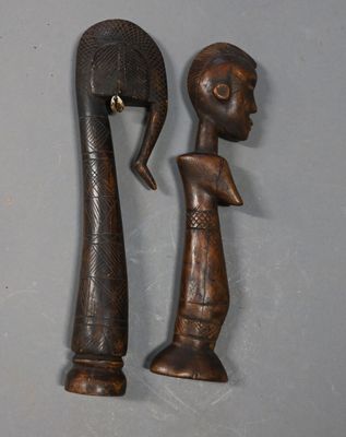 paire de figurines en bois représentant une femme et un homme