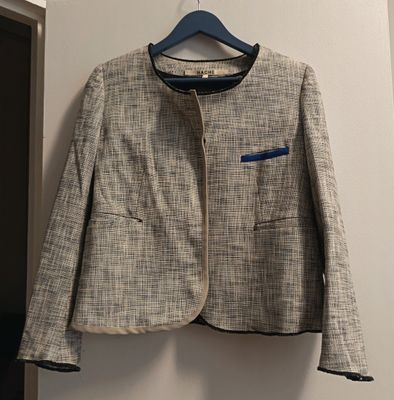 une veste suspendue à un cintre accroché au mur d'une pièce
