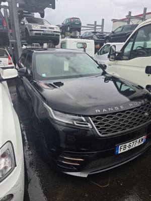 un Range Rover noir garé à côté d'un camion blanc