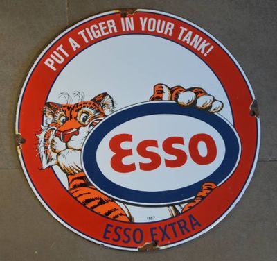 un panneau orange et blanc représentant un tigre, accroché sur le côté d'un immeuble