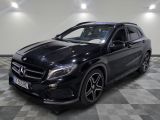 le suv mercedes gla est garé sur un sol en damier