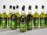 six bouteilles de vin vert sont alignées en rangée