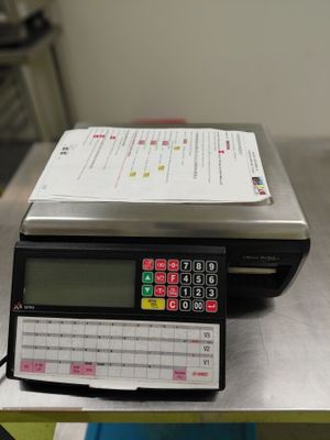 une image représentant une balance sur laquelle est posée une feuille de papier
