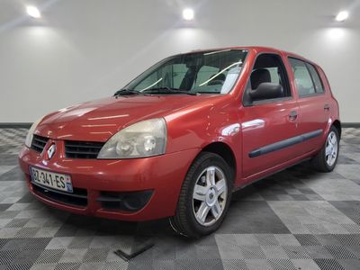 la photo d'une voiture rouge garée dans un garage