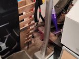 un scooter qui est garé dans un garage