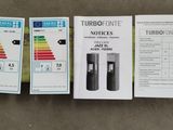 trois cartons contenant des appareils électroniques posés par terre les uns à côté des autres