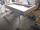 un bureau sur lequel est posé un ordinateur portable dans une pièce